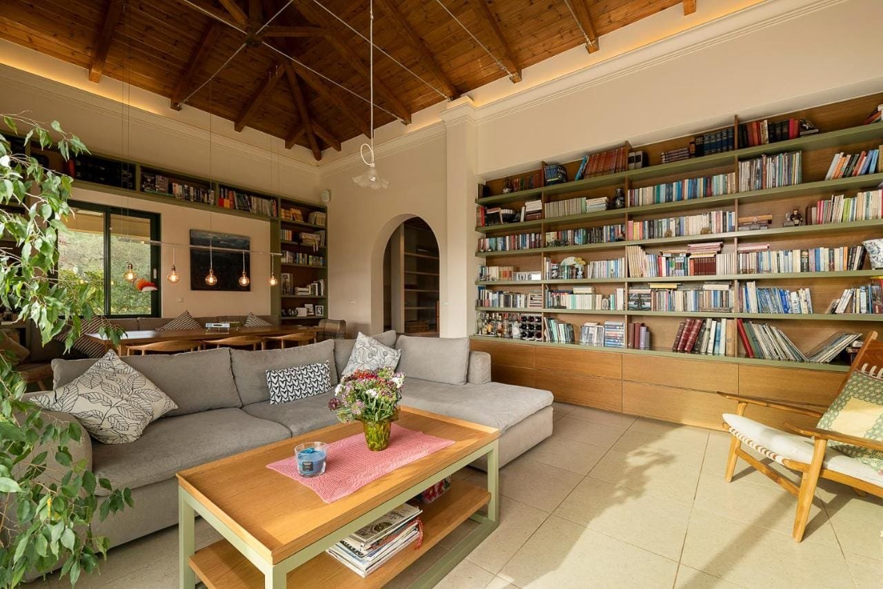 Cosy living room with fireplace at Ariti Villa
